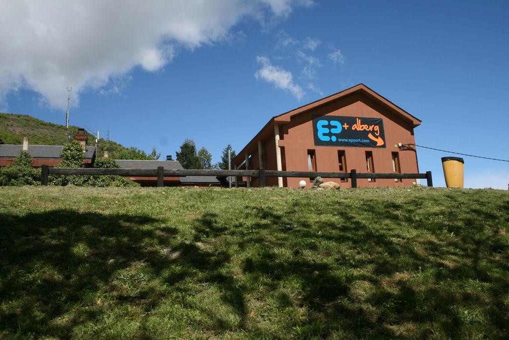 Alberg Escola De Piraguisme De Sort Extérieur photo
